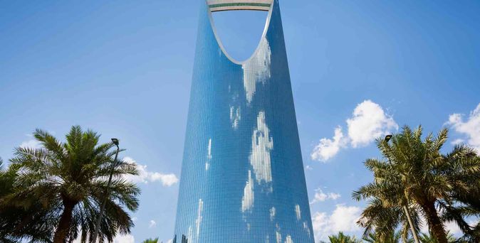 Palmen umgeben in Hochhaus in Riad, Saudi-Arabien © ITA Airways