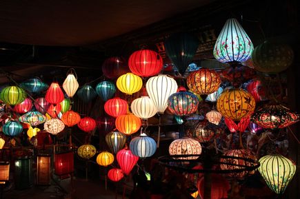Bunte Lampenschirme bei Nacht