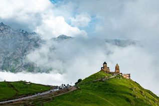 Grüne hügelige Landschaft im Kaukasus