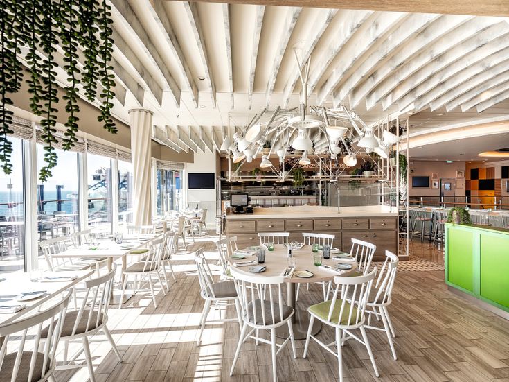 Blick auf den Außenpool mit Liegen 