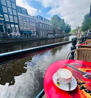 Kaffee auf Tisch an der Amstel in Amsterdam