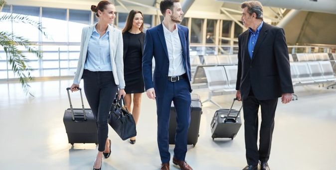 Reisende mit Koffer am Flughafen © Adobe Stock