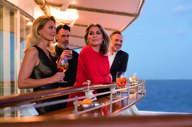 Gäste der MS Europa Bar außen