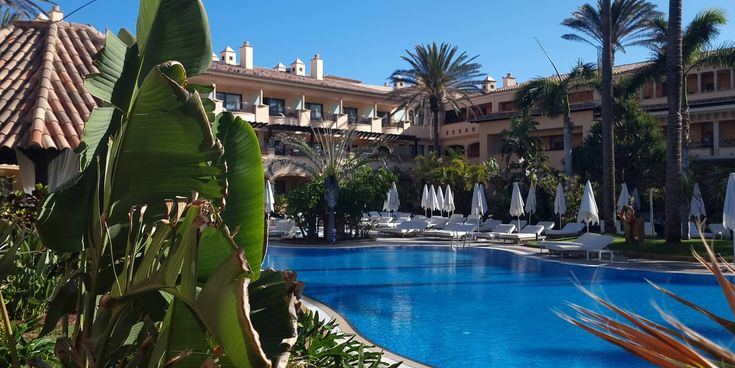 Poolanlage eines Hotels