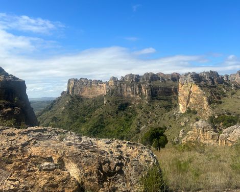 Blick über eine Schlucht auf Felsen