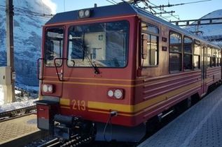 Bahn im Ort Grindelwald in den Bergen