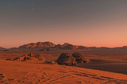 Wadi Rum ist eine wilde Wüstenregion im Süden Jordaniens