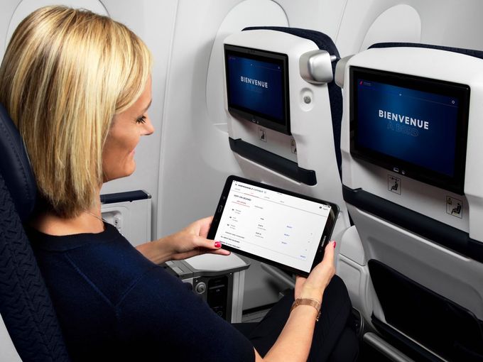 Passagierin mit Tablet nutzt Highspeed-WLAN in der Premium Economy Class an Bord von Air France