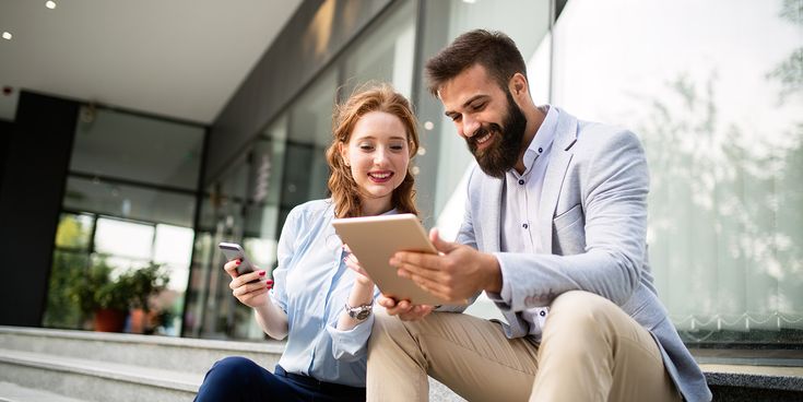 Gespräch unter Geschäftspartnern über Tablet
