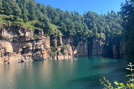 Klarer See zwischen Klippen und Felsen