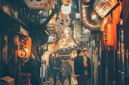 Ausgehmeile in Tokio bei Nacht in Japan