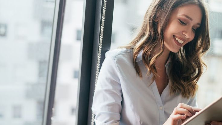 Frau im Business Look am Tablet