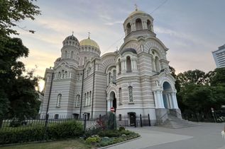 Historisches weißes Gebäude mit Turm in Riga Altstadt