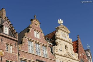 Rötliche Bürgerhäuser mit Stufengiebel aus Backstein in Belgien