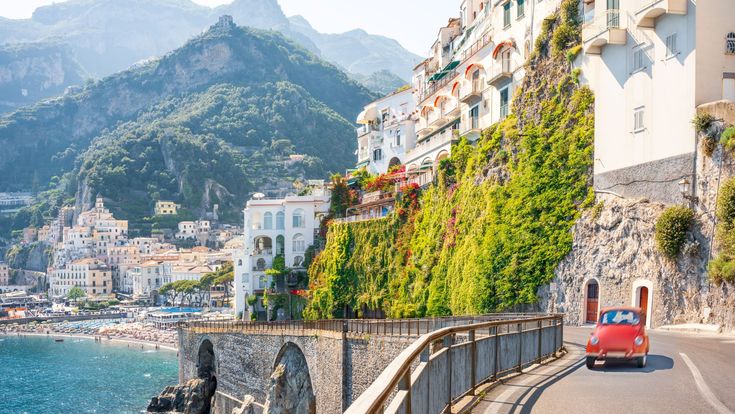 Roter Old-timer fährt entlang der Amalfiküste