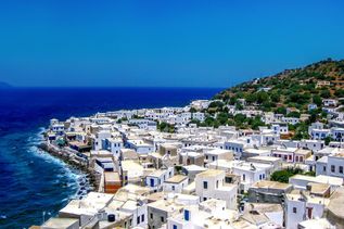 Häuserdächer und Meer auf Insel Nisyros