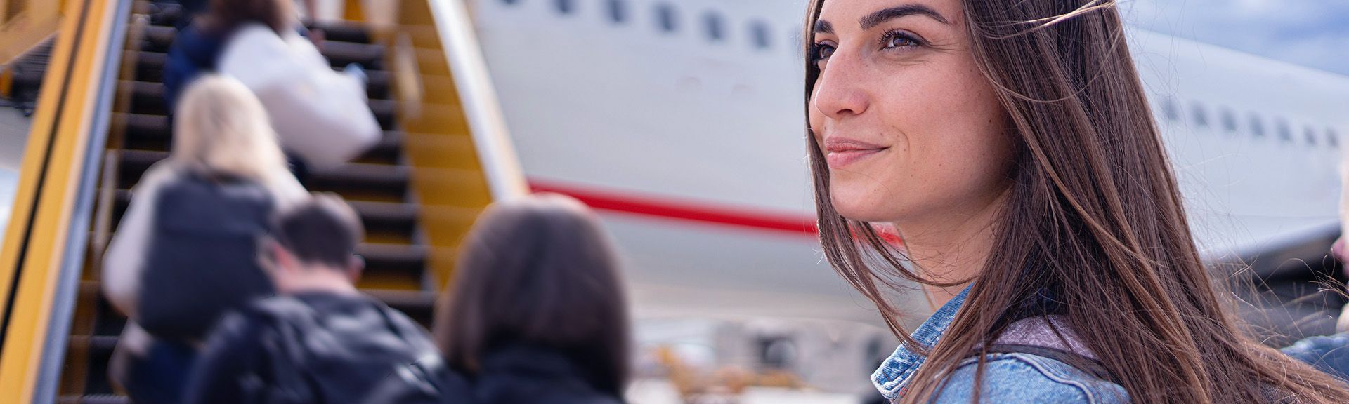 Frau beim Einsteigen ins Flugzeug
