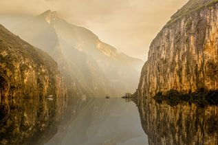 Bergfelsen spiegeln sich auf Fluss Yangtze in China