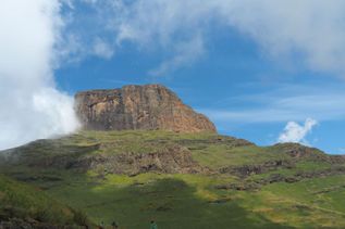 Die Landschaft der Drakensberge in Südafrika