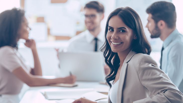 Frau in Blazer beim Businessgespräch
