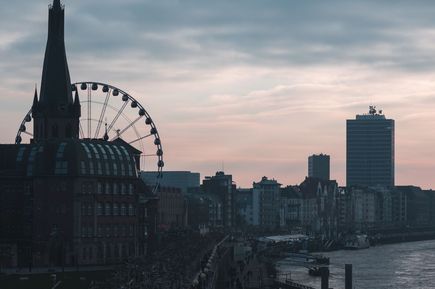 Altstadt Blick über Fluss Rhein in Düsseldorf