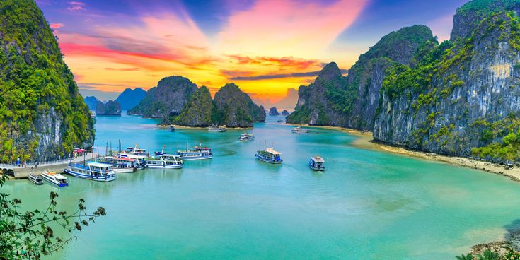 Sonnenuntergangslandschaft Halong Bay, Vietnamblick von oben.