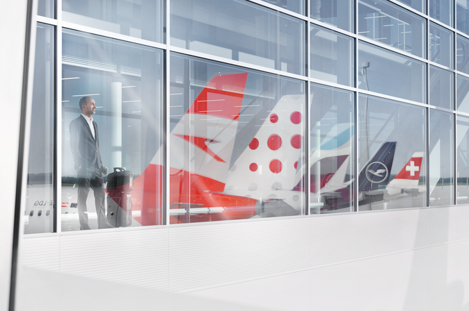 LH Group Airlines Austrian, Brussels, Eurowings, Lufthansa und Swiss vor gläserner Fassade