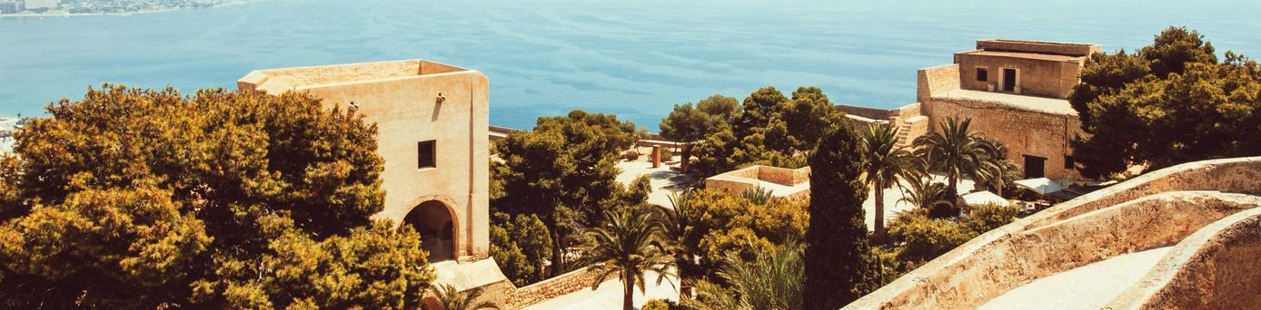 Küste mit Häusern und Bäumen in Andalusien