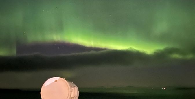 Polarlichter über dem Meer, aufgenommen vom Außendeck der Havila Castor.