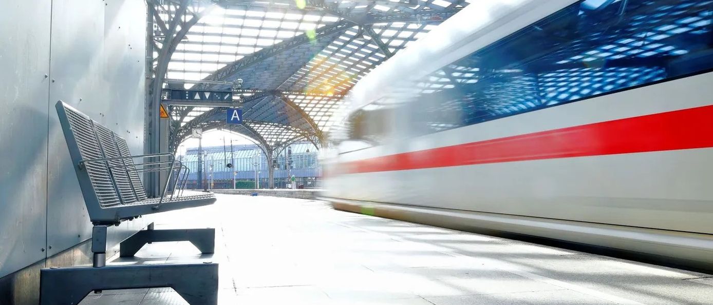 ICE-Zug fährt in einen Bahnhof ein