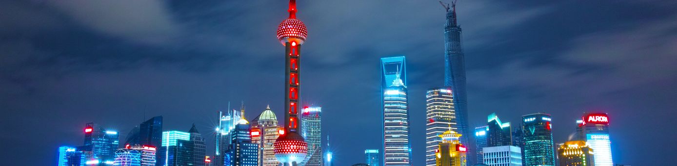 Blick auf Skyline von Küstenstadt Shanghai in China bei Nacht