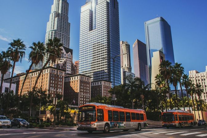 Bus fährt in Los Angeles Downtown