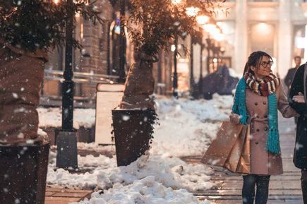 Pärchen beim Weihnachtsshopping