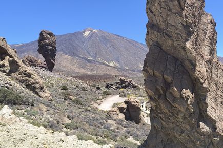 Felslandschaft mit Teide im Hintergrund
