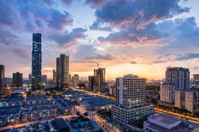 Luftblick auf die Innenstadt von Hanoi an frühem Abend