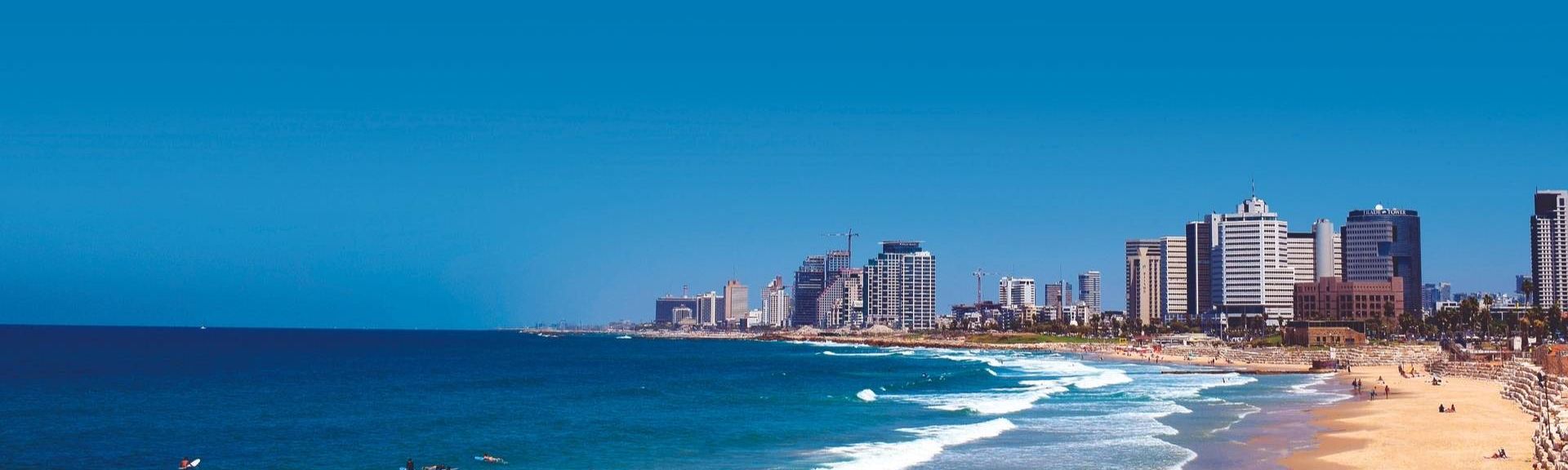 Blick auf Skyline und den Strand in Tel Aviv
