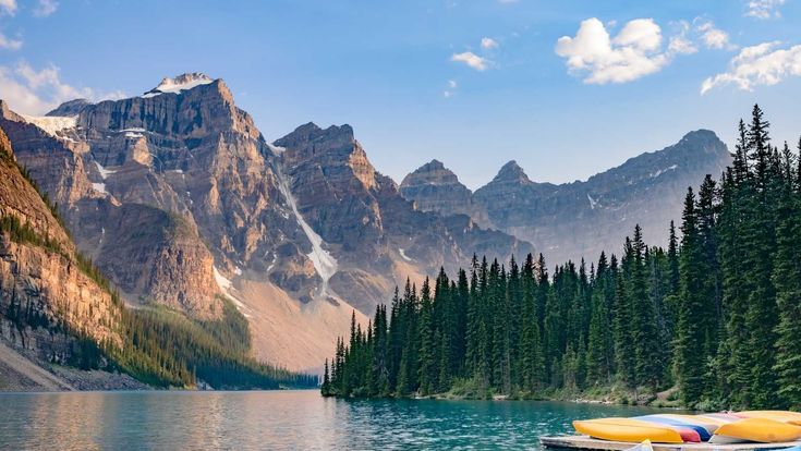 Berge und See in Lake Louise im Nationalpark Banff
