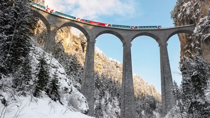 Bahn auf der Rhätischen Bahnbrücke