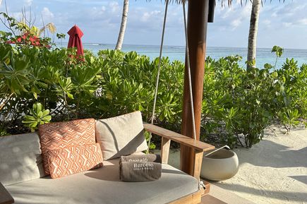 Hollywoodschaukel eines Strandbungalows im Meeru Maldives