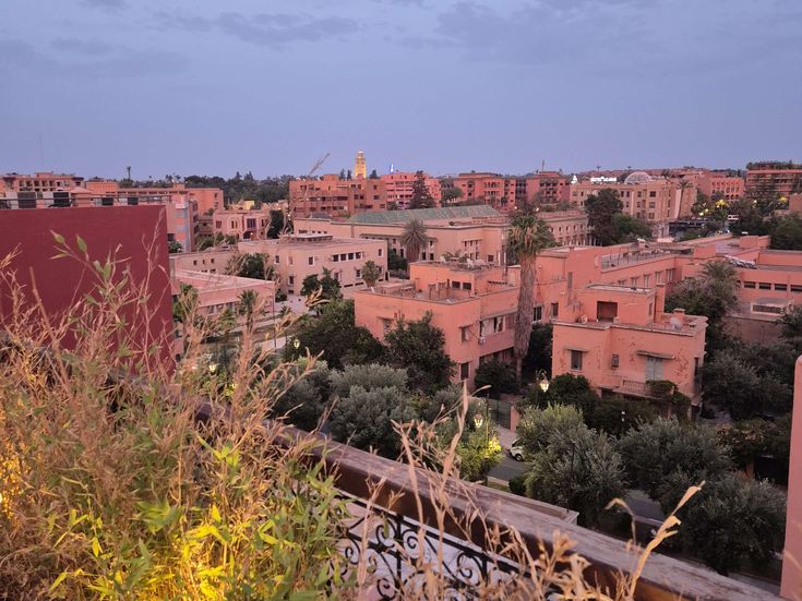 Blick von einer Dachterrasse Marrakesch bei Sonnenuntergang
