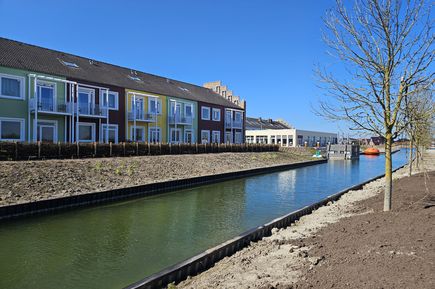 Bunte Wohneinheiten mit kleinem Kanal