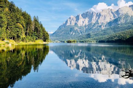 Berge spiegeln sich in See in Bayern