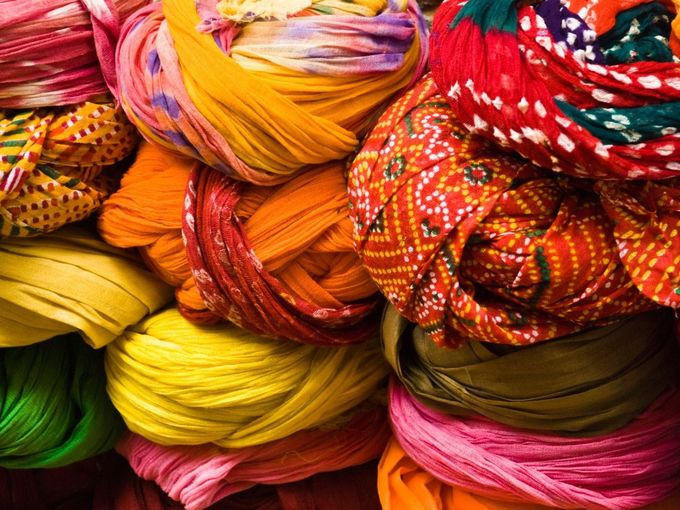 Bunte Schals in Rajasthan in Indien