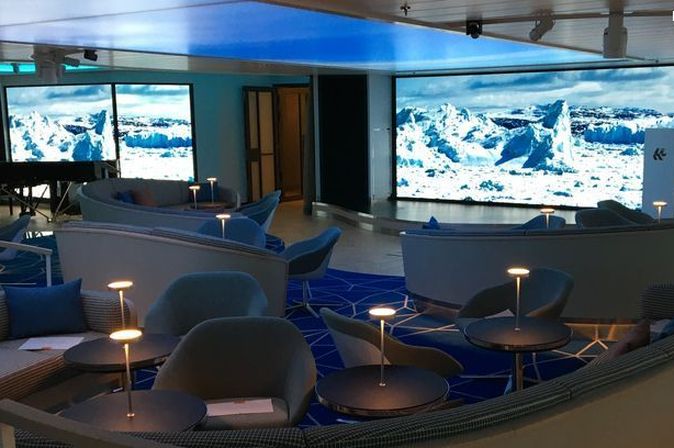 Lounge mit Ohrsesseln innen im Expeditionsschiff MS HANSEATIC Spirit