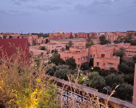 Blick von einer Dachterrasse Marrakesch bei Sonnenuntergang