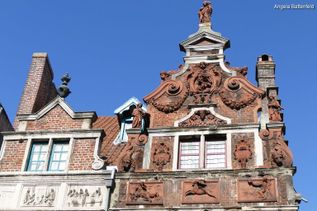 Rötliche Bürgerhäuser aus Backstein in einer Stadt in Belgien