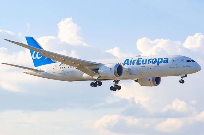 Flugzeug unseres Partners Air Europa am Himmel
