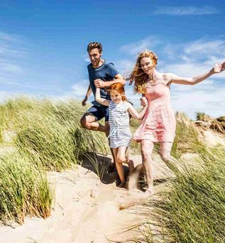 Familienurlaub am Meer-Familie in den Dünen