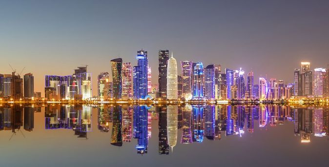 Blick auf die beleuchtete Skyline von Doha Katar bei Nacht
