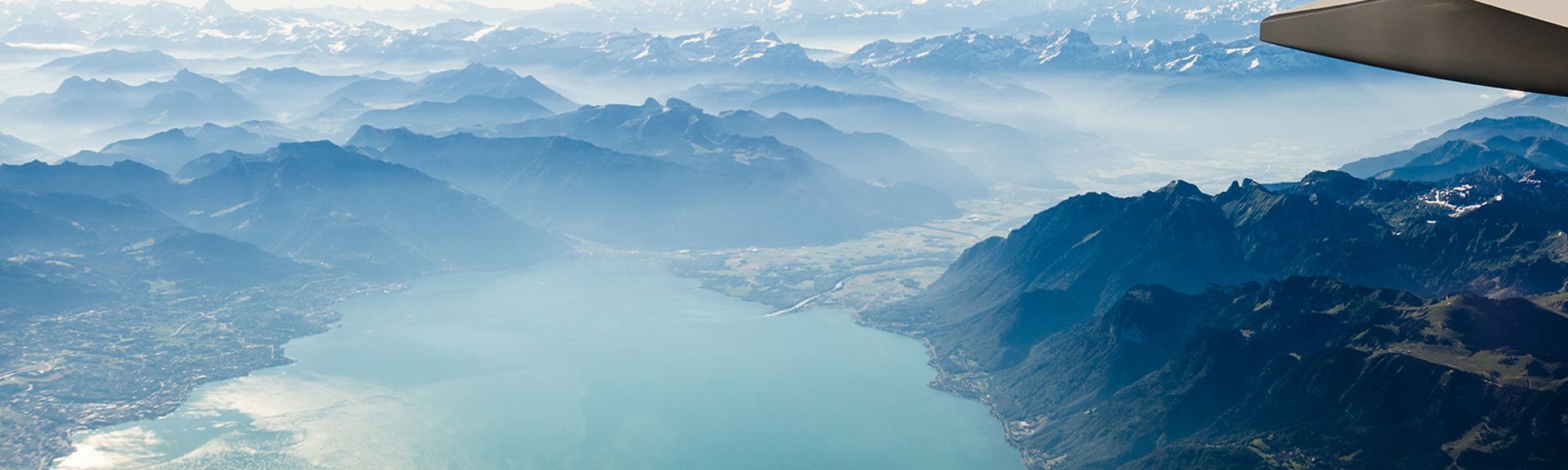 Blick aus dem Flugzeug auf Berge und See